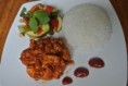 Porc grillé à la sauce piquante aux légumes et riz nature